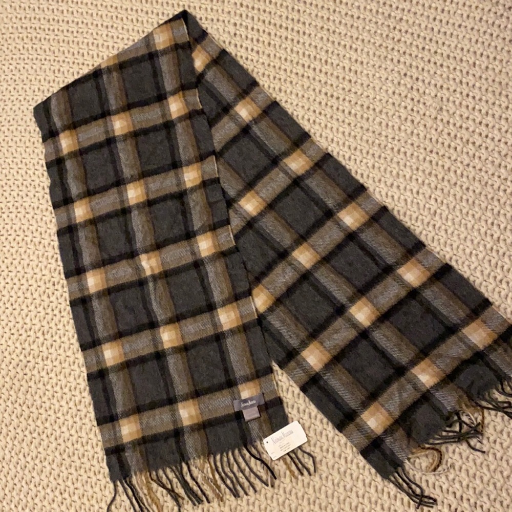 100% cashmere scarf Neiman Marcus NWT